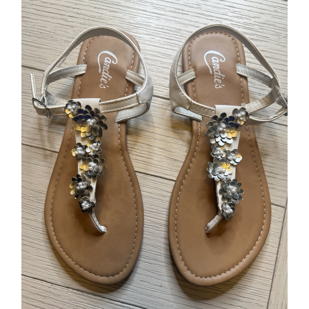 Candies NWOT White Thong Flat Sandals W/ 3D Flowers & Ankle Strap W/ Buckle. 5-6